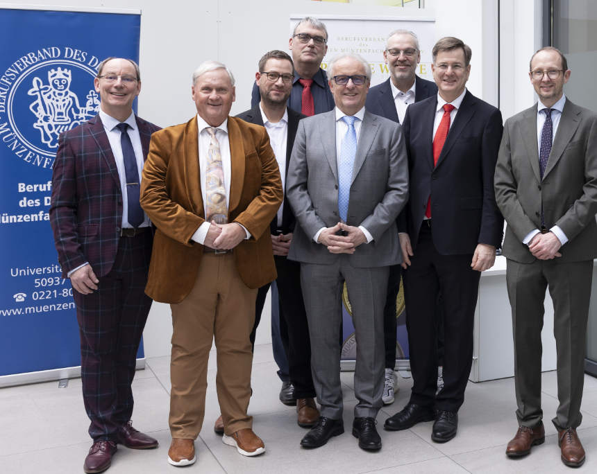 Der Vorstand des BdDM unterstützt zusammen mit den Mitgliedern eBay bei der Fälschungserkennung. Foto: ©BdDM